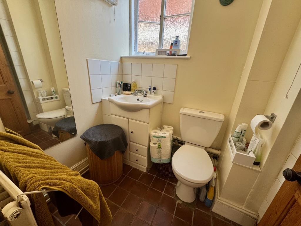 Lot: 79 - PERIOD CITY COMMERCIAL AND RESIDENTIAL FREEHOLD INVESTMENT - Flat 12a - shower room